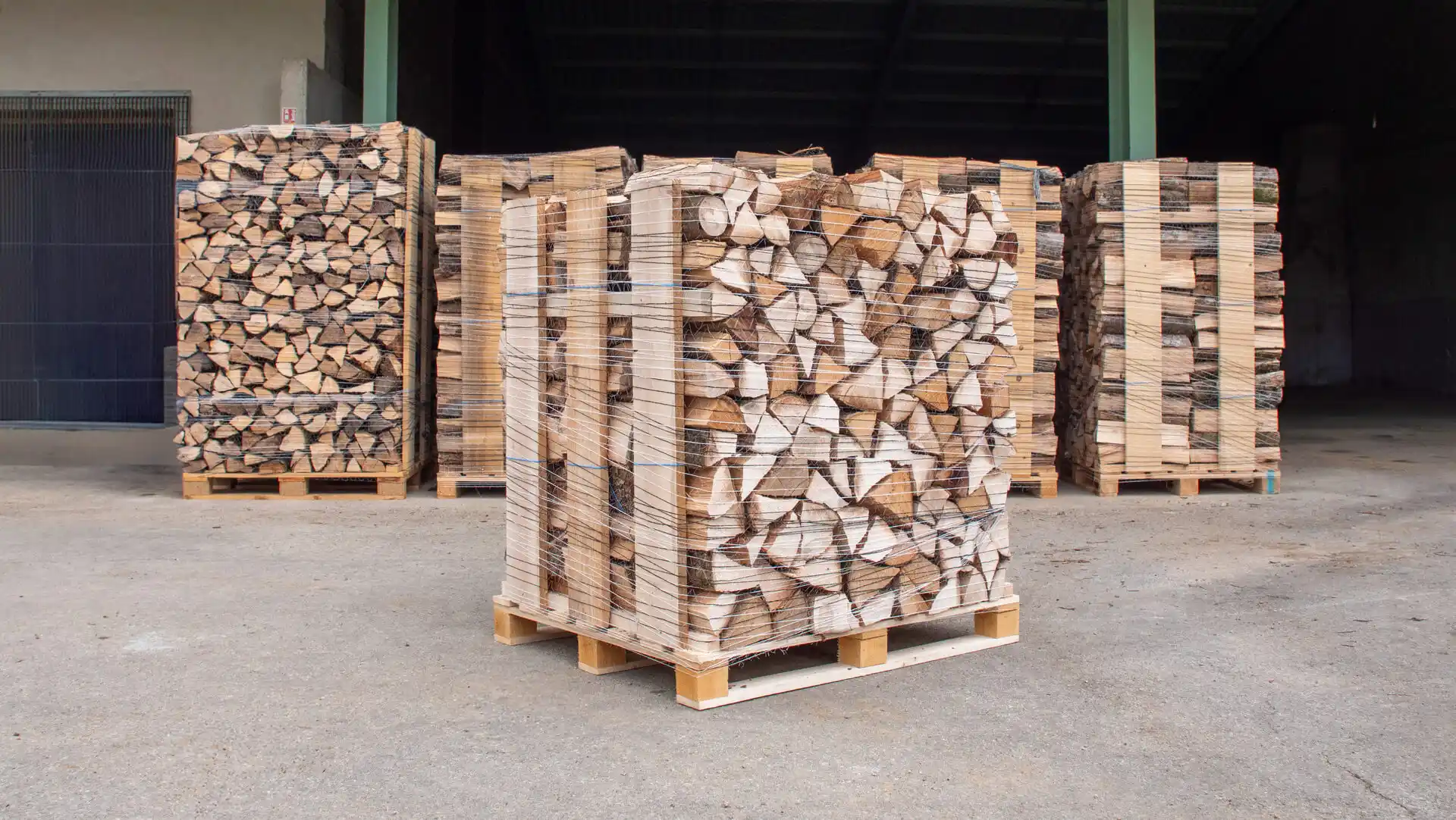Palette - bois de chauffage empilé 2 stères